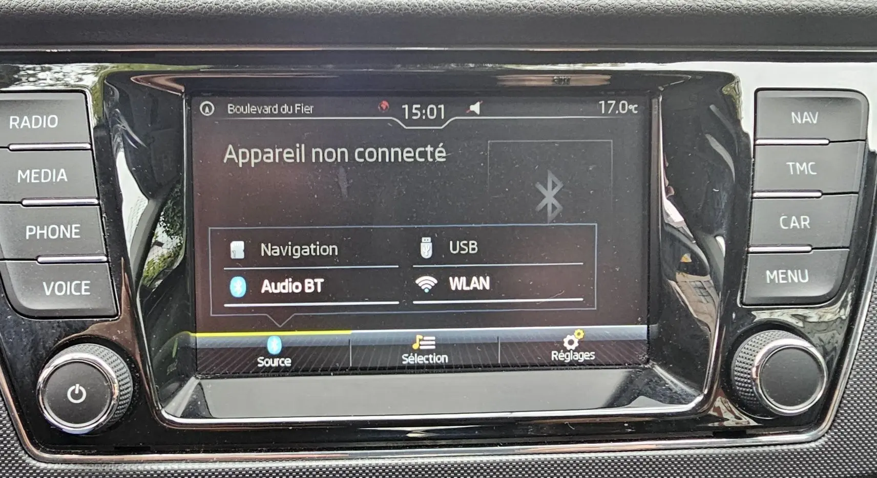 Écran tactile du système de navigation Amundsen dans une Skoda Fabia blanche, affichant "Appareil non connecté".