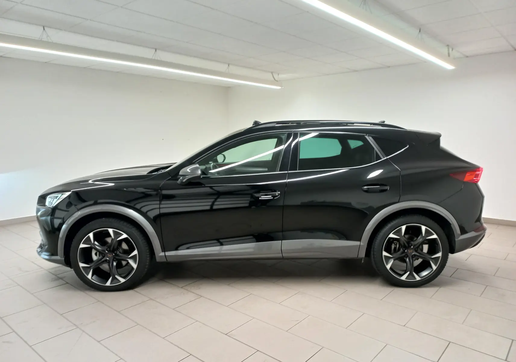 Vue latérale droite du CUPRA Formentor 1.5 TSI 150 DSG7 VZ-LINE 2023 en noir minuit avec jantes sport et lignes épurées.