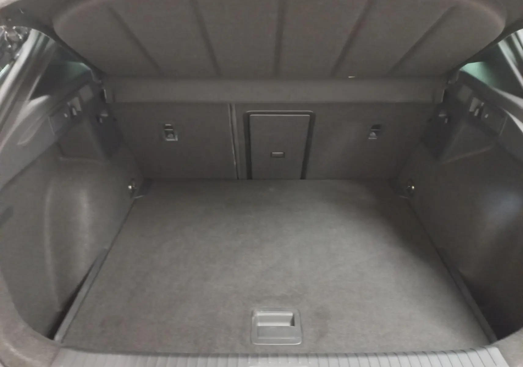 Coffre spacieux et vide du CUPRA Formentor 1.5 TSI 150 DSG7 VZ-LINE 2023, vue intérieure arrière, habillage noir.