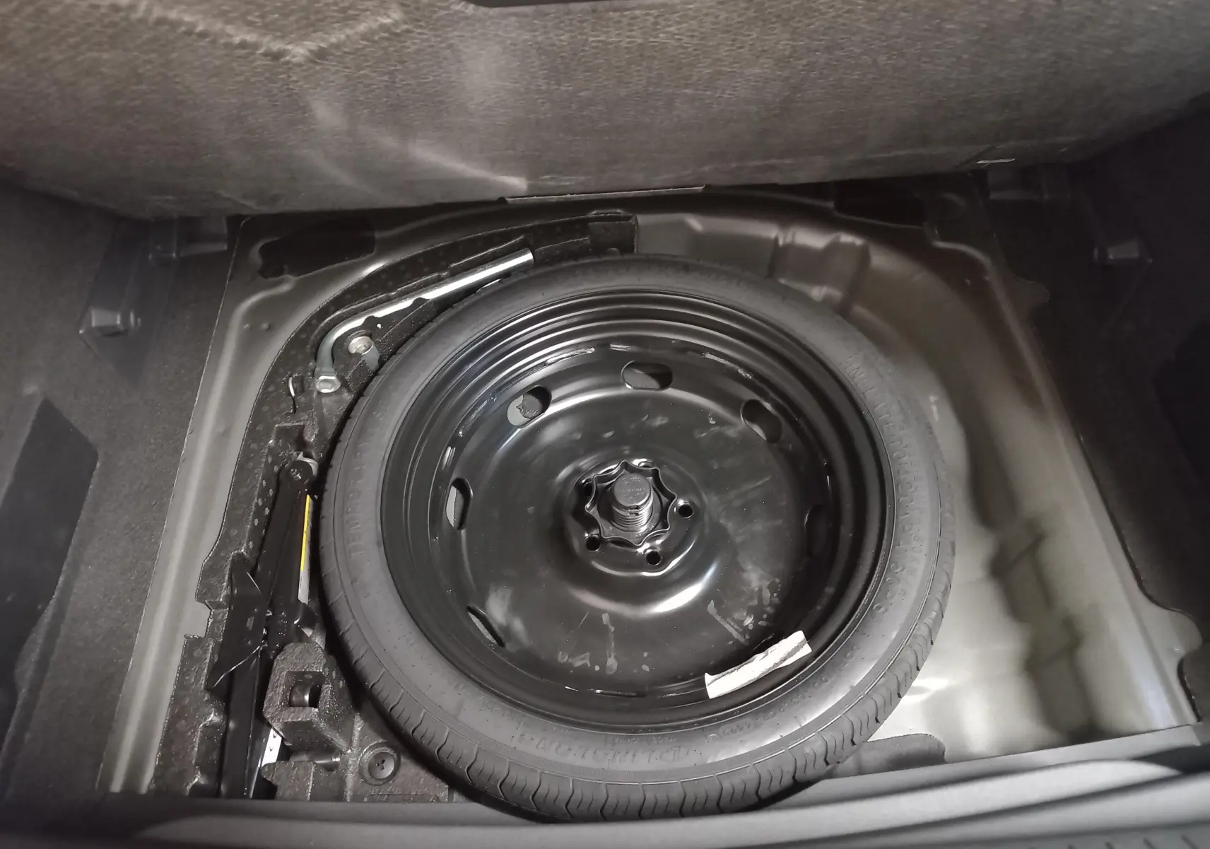 Roue de secours de taille réduite dans le coffre du CUPRA Formentor 1.5 TSI 150 DSG7 Noir Minuit 2023.