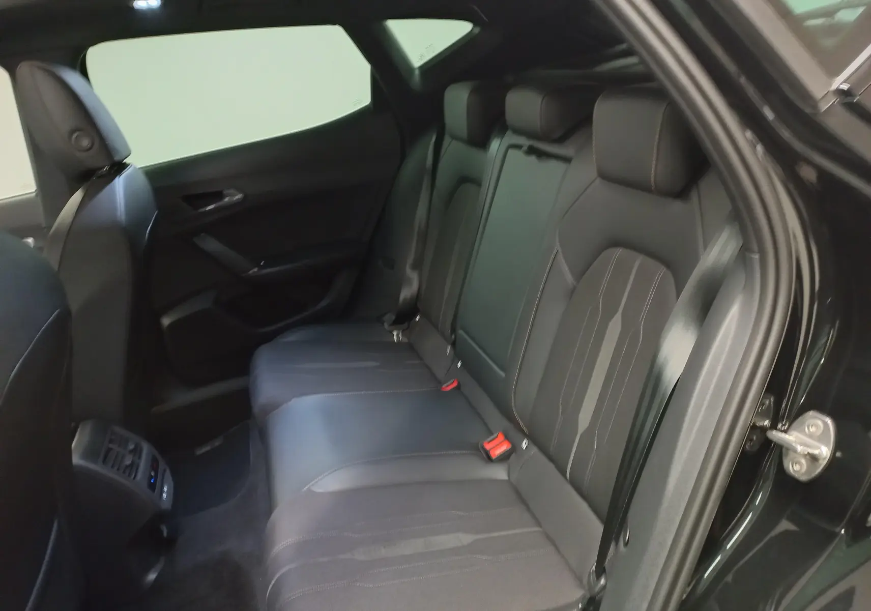 Vue intérieure côté droit des sièges arrière en cuir noir du CUPRA Formentor 1.5 TSI 150 DSG7 VZ-LINE 2023.