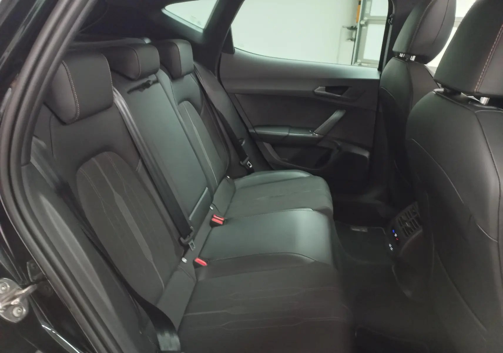 Vue intérieure côté droit des sièges arrière en cuir noir du CUPRA Formentor 1.5 TSI 150 DSG7 VZ-LINE 2023.