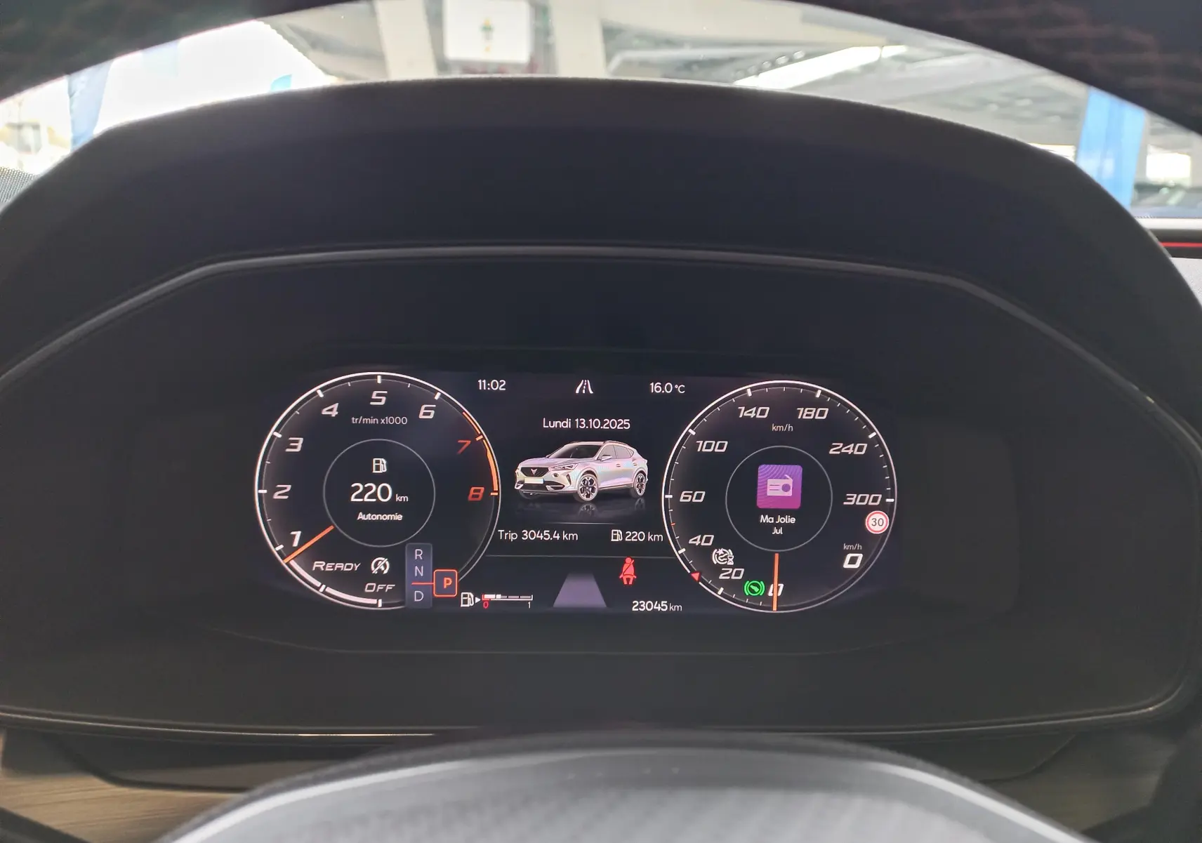 Tableau de bord numérique du CUPRA Formentor 1.5 TSI 150 DSG7 VZ-LINE affichant autonomie et vitesse, vue frontale intérieure.