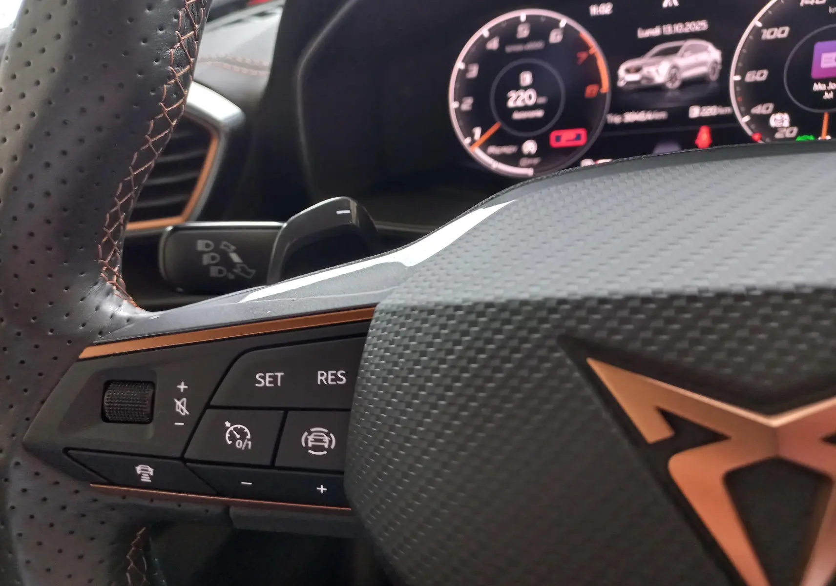 Gros plan sur le volant perforé et les commandes du régulateur de vitesse du CUPRA Formentor 2023 finition VZ-LINE.