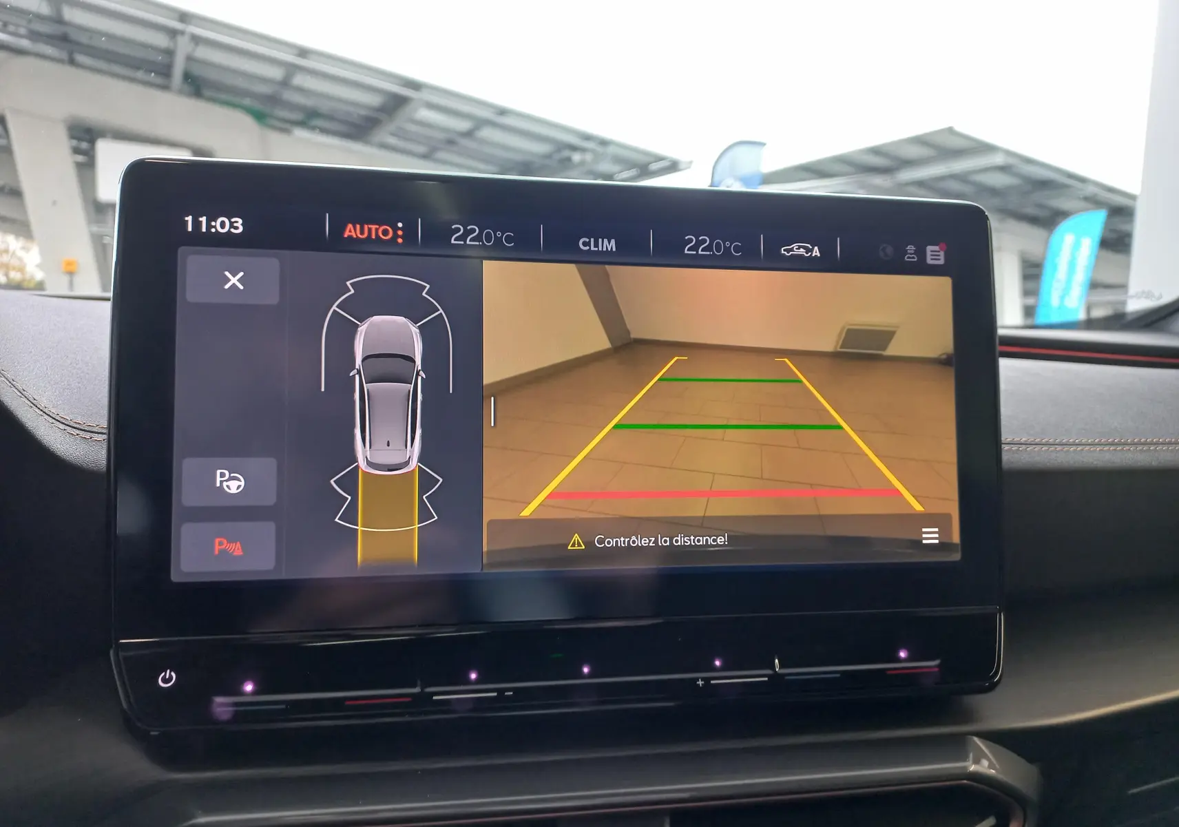 Écran tactile du système Park Assist du CUPRA Formentor 2023 affichant la caméra de recul et les capteurs de stationnement.