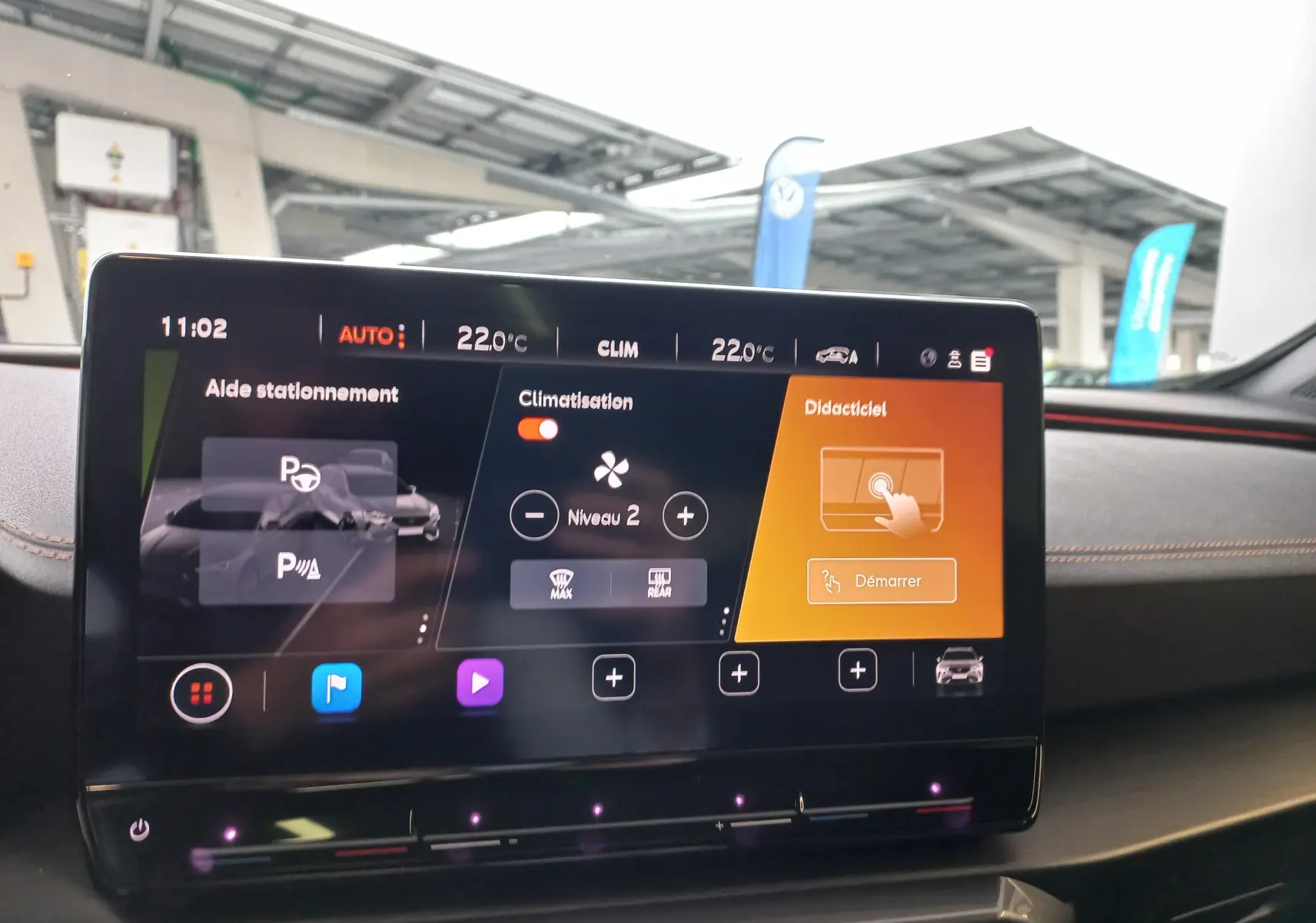 Écran tactile du système multimédia du CUPRA Formentor 1.5 TSI 150 DSG7 VZ-LINE 2023 affichant l'aide au stationnement et la climatisation.