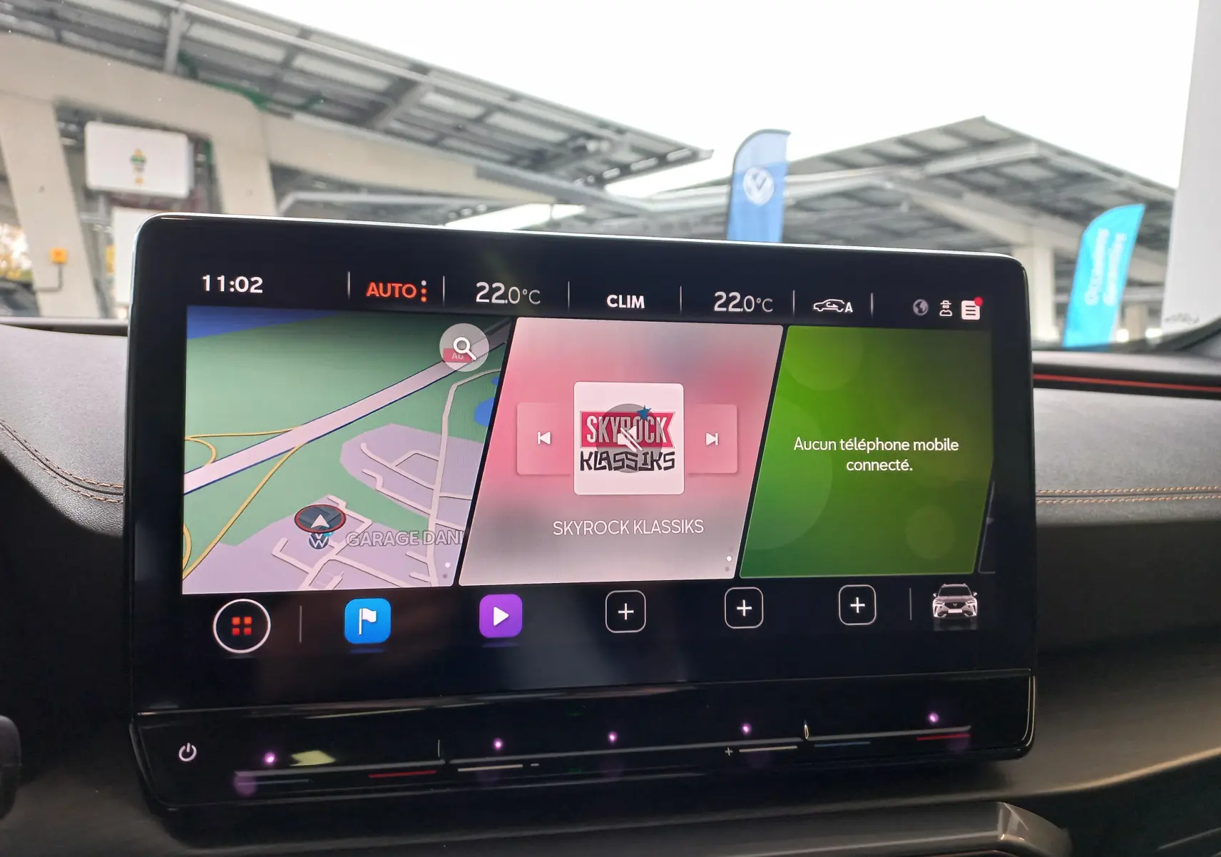 Écran tactile central du tableau de bord du CUPRA Formentor 2023 affichant navigation et musique en intérieur.