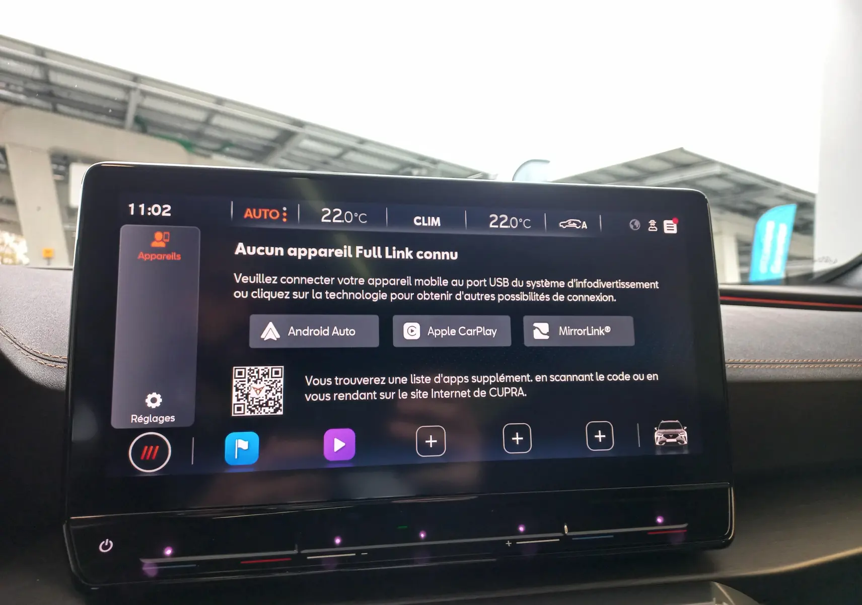 Écran tactile central du CUPRA Formentor 2023 affichant les options de connexion Android Auto et Apple CarPlay.