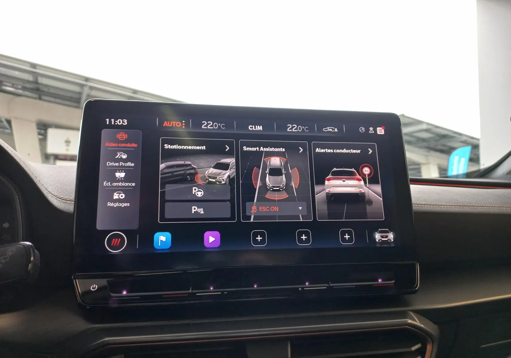 Écran tactile central du CUPRA Formentor 2023 affichant les aides à la conduite et la température intérieure.