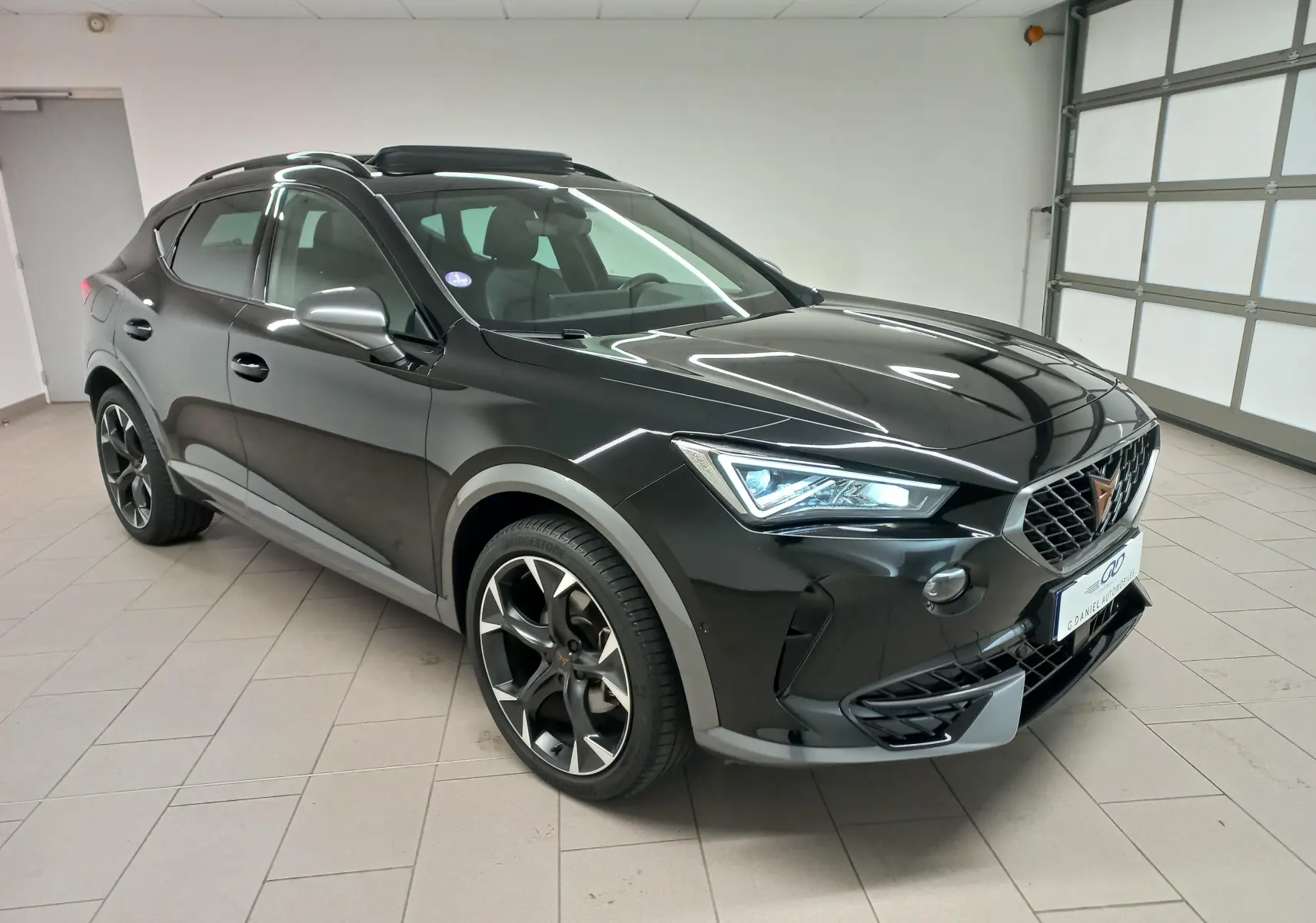 SUV CUPRA Formentor 2023 noir minuit en 3/4 avant droit, avec jantes sport et calandre distinctive VZ-LINE.