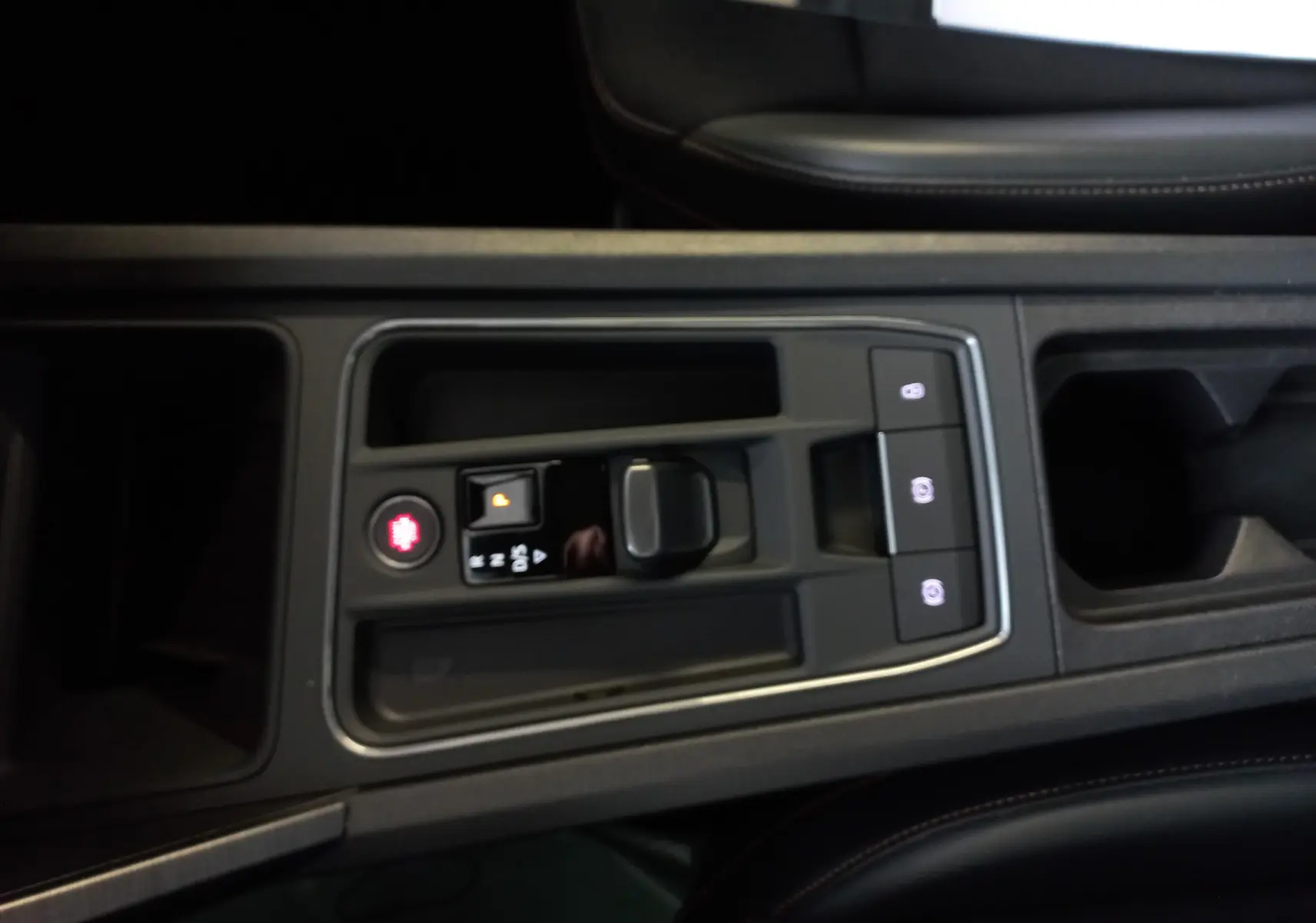 Console centrale avec levier de vitesse et commandes électroniques du CUPRA Formentor 1.5 TSI 2023 finition VZ-LINE noire