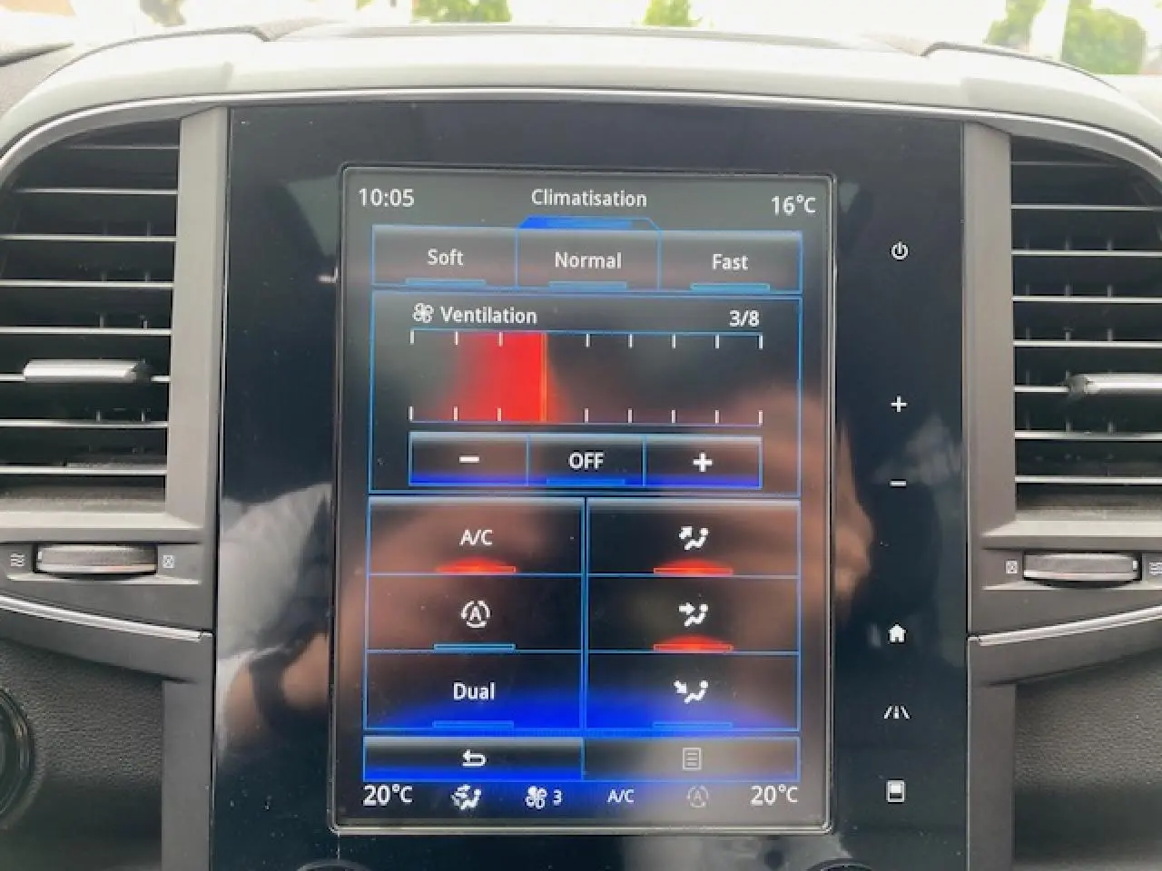 Écran tactile central de la climatisation du Renault Koleos 2019, affichant les réglages de ventilation et température.