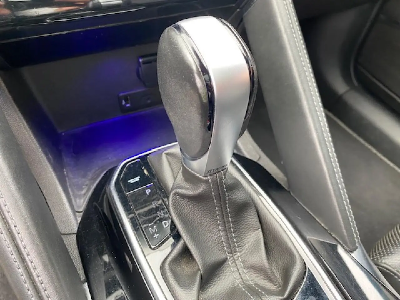 Le levier de vitesses automatique X-Tronic en cuir gris du Renault Koleos blanc Initiale Paris, vue rapprochée intérieure.