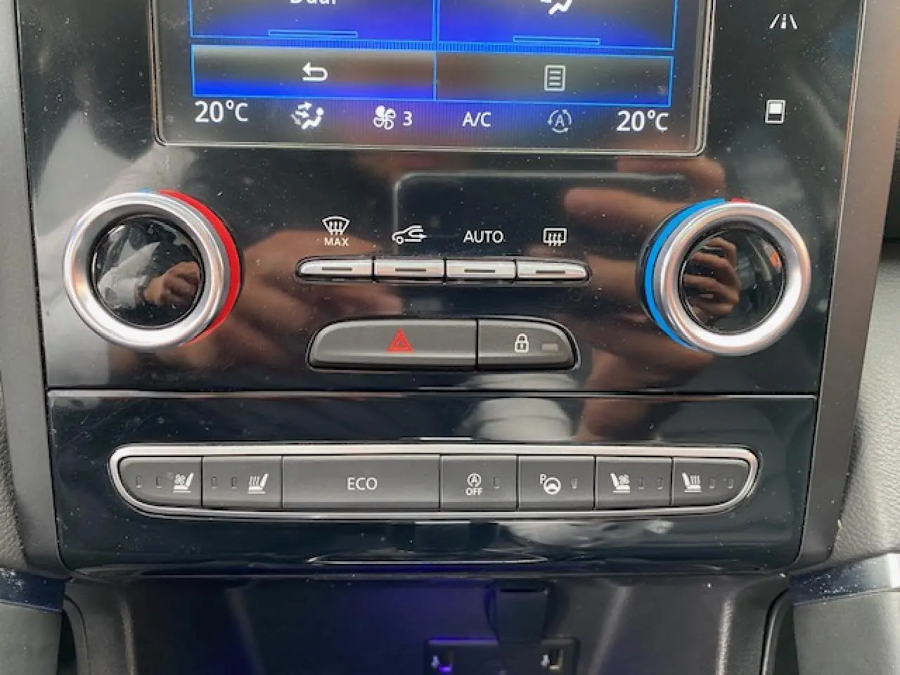 Gros plan sur la console centrale du Renault Koleos 2019, montrant les commandes de climatisation et sièges chauffants.