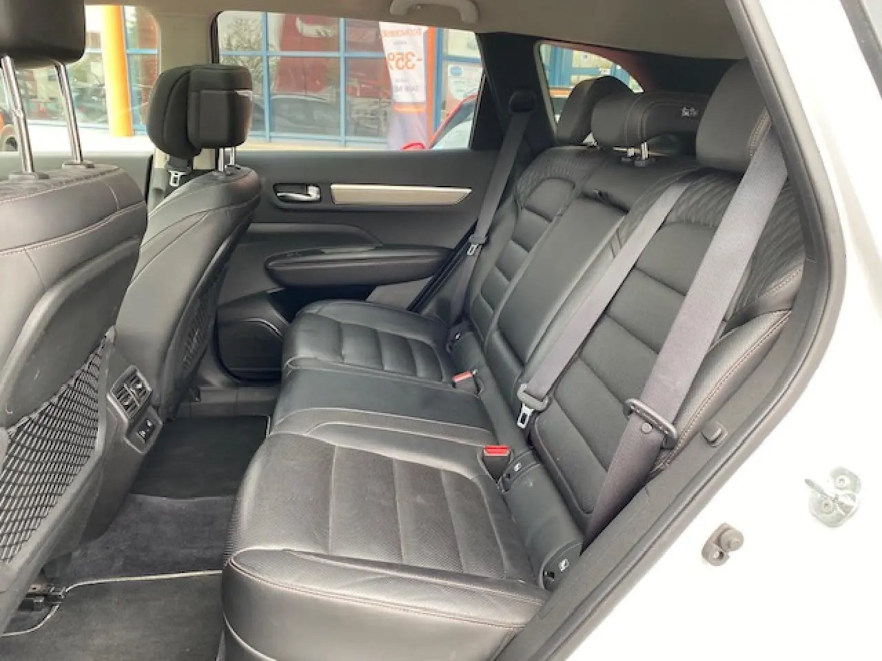 Vue intérieure côté droit des sièges arrière en cuir noir du Renault Koleos blanc 2019 version Initiale Paris.