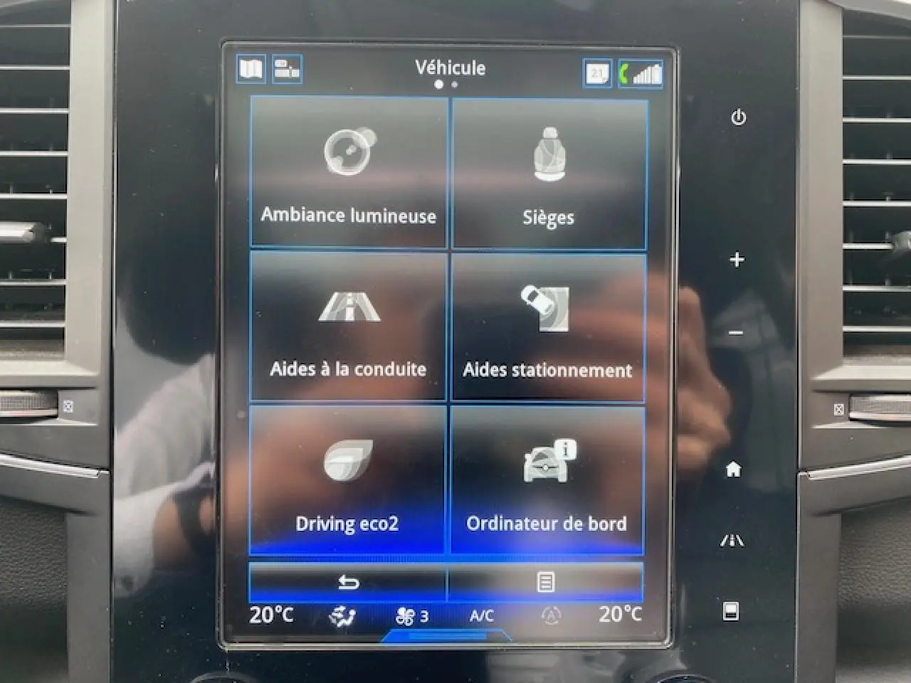 Écran tactile central du Renault Koleos 2019 affichant les options d’aide à la conduite et confort intérieur.