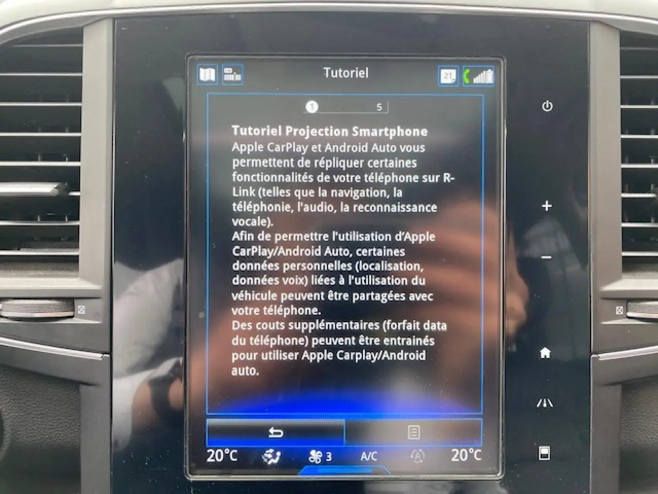 Écran tactile central du Renault Koleos Initiale Paris 2019 affichant un tutoriel sur Apple CarPlay et Android Auto.