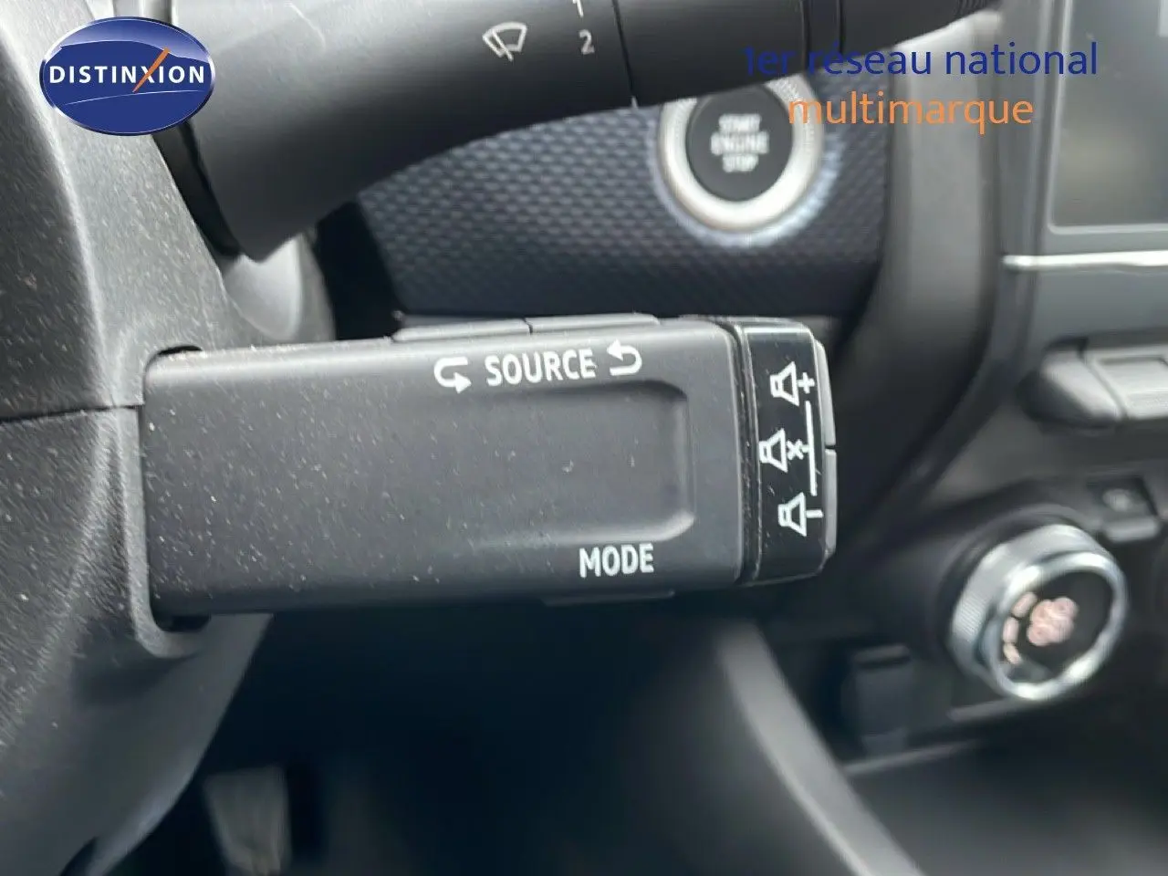 Gros plan sur la commande au volant du Renault Arkana 2025, mettant en valeur les fonctions source et mode.