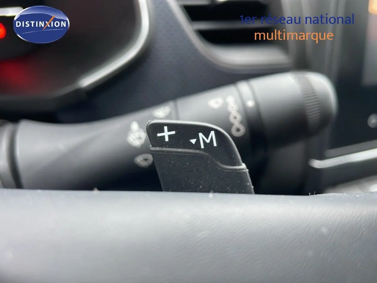 Gros plan sur la palette de changement de vitesse droite du Renault Arkana bleu Zanzibar, intérieur noir.