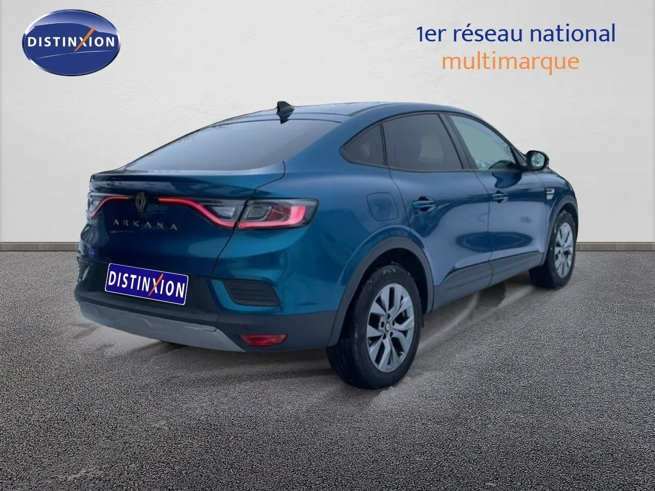 Vue 3/4 arrière droite d'un Renault Arkana bleu Zanzibar métallisé avec feux arrière LED et jantes alliage.