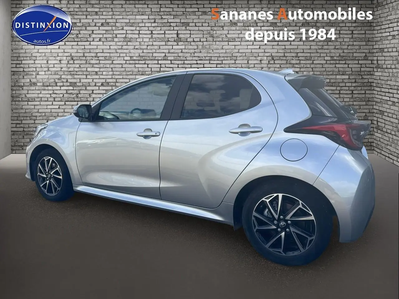 Toyota Yaris Hybrid 116h 2023 vue de profil droit, peinture métallisée argentée avec jantes alliage bi-ton 16 pouces.