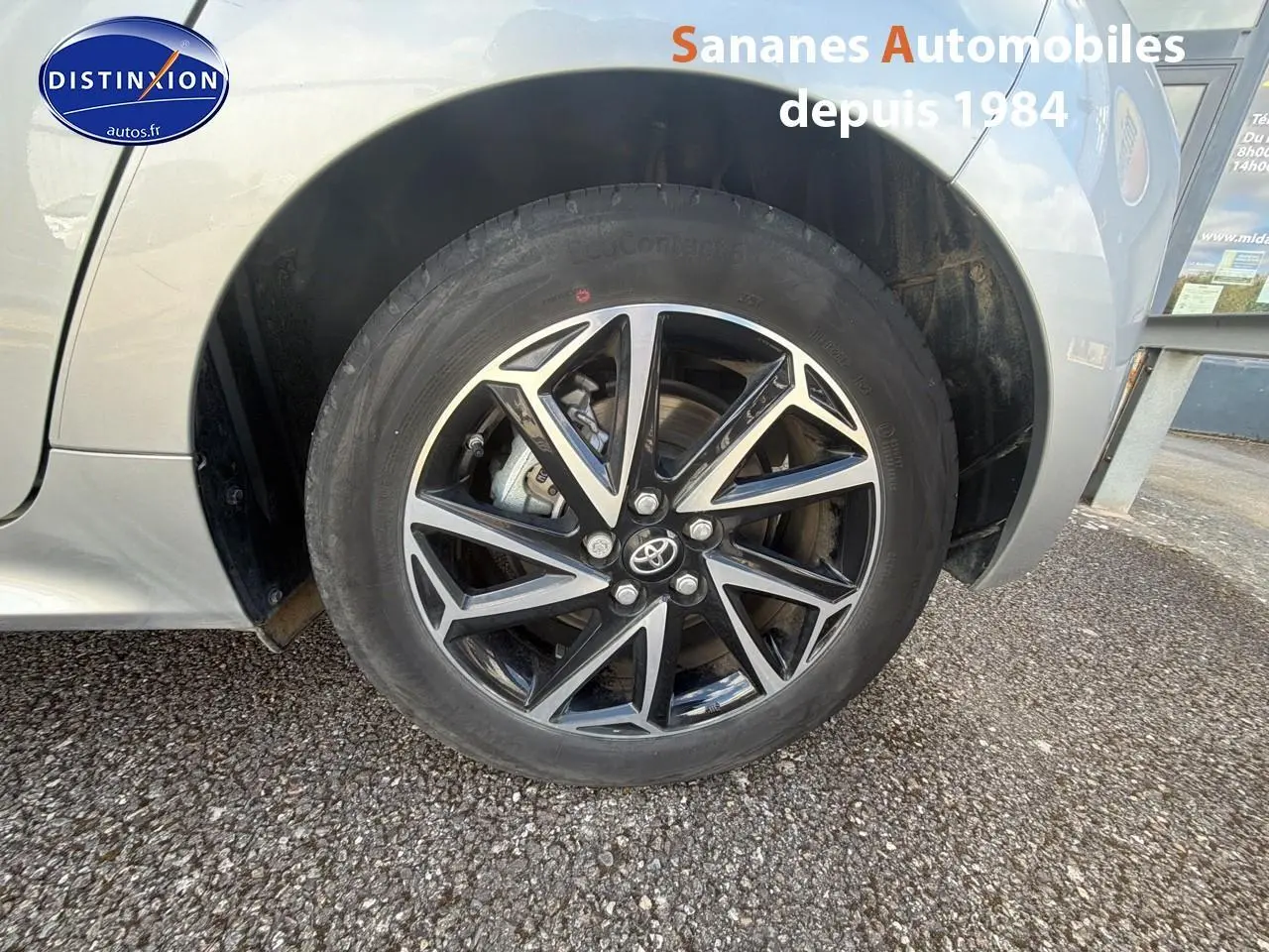 Gros plan sur la jante alliage bi-ton 16 pouces côté arrière droit de la Toyota Yaris Hybrid 2023 couleur INC.