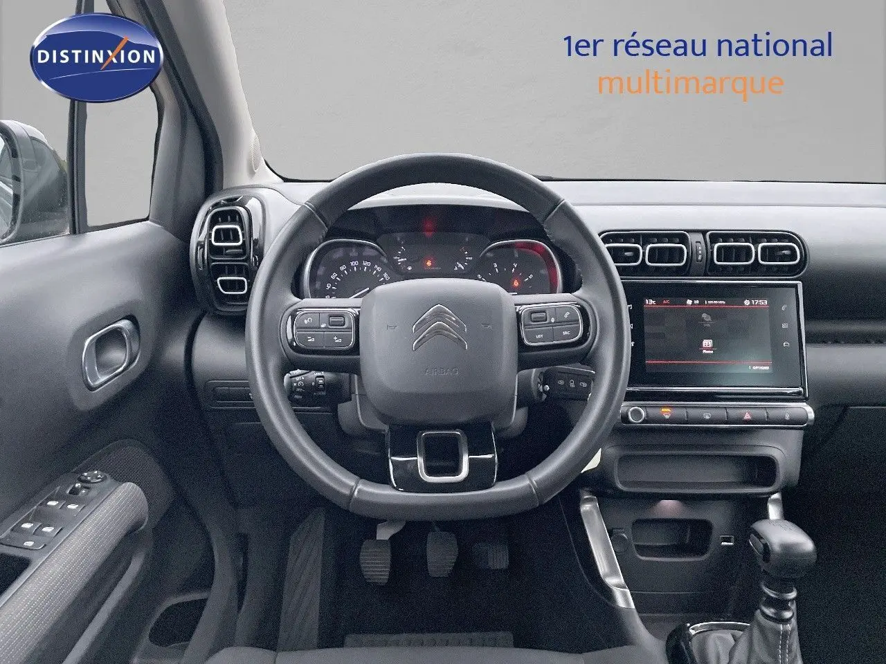 Vue intérieure centrée sur le volant et le tableau de bord du Citroën C3 Aircross gris platinium 2023, finition Shine.