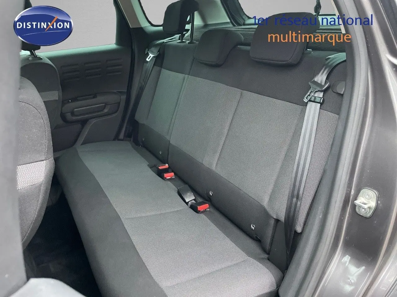 Vue intérieure côté droit montrant la banquette arrière gris noir du Citroën C3 Aircross 2023 finition Shine.