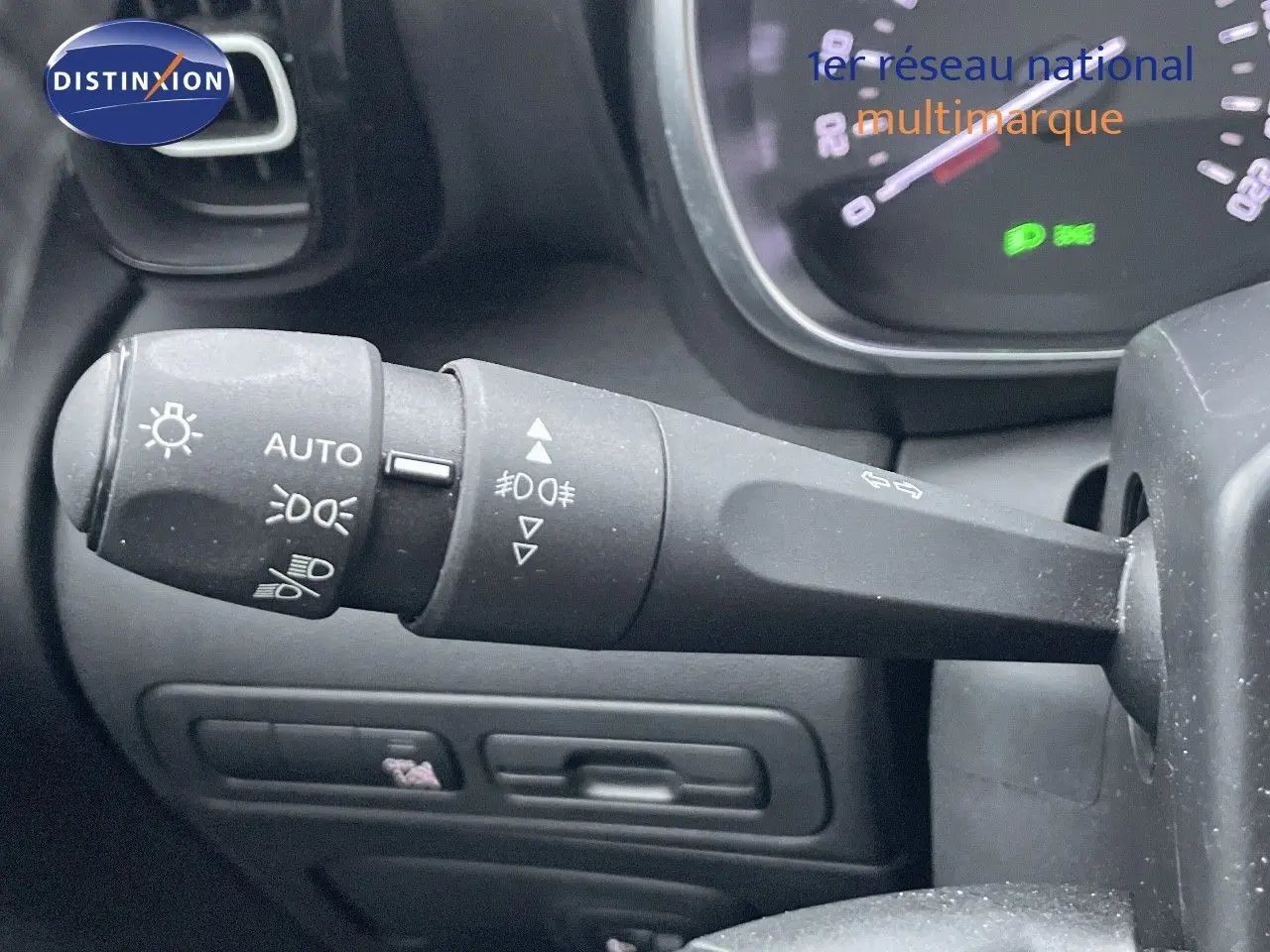 Gros plan sur la manette des feux du tableau de bord du Citroën C3 Aircross gris platinium 2023.