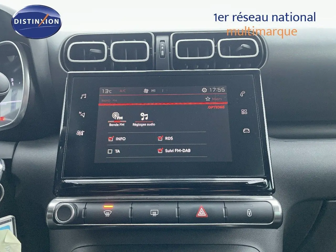 Tableau de bord de Citroën C3 Aircross 2023 avec écran tactile central et commandes de climatisation visibles.