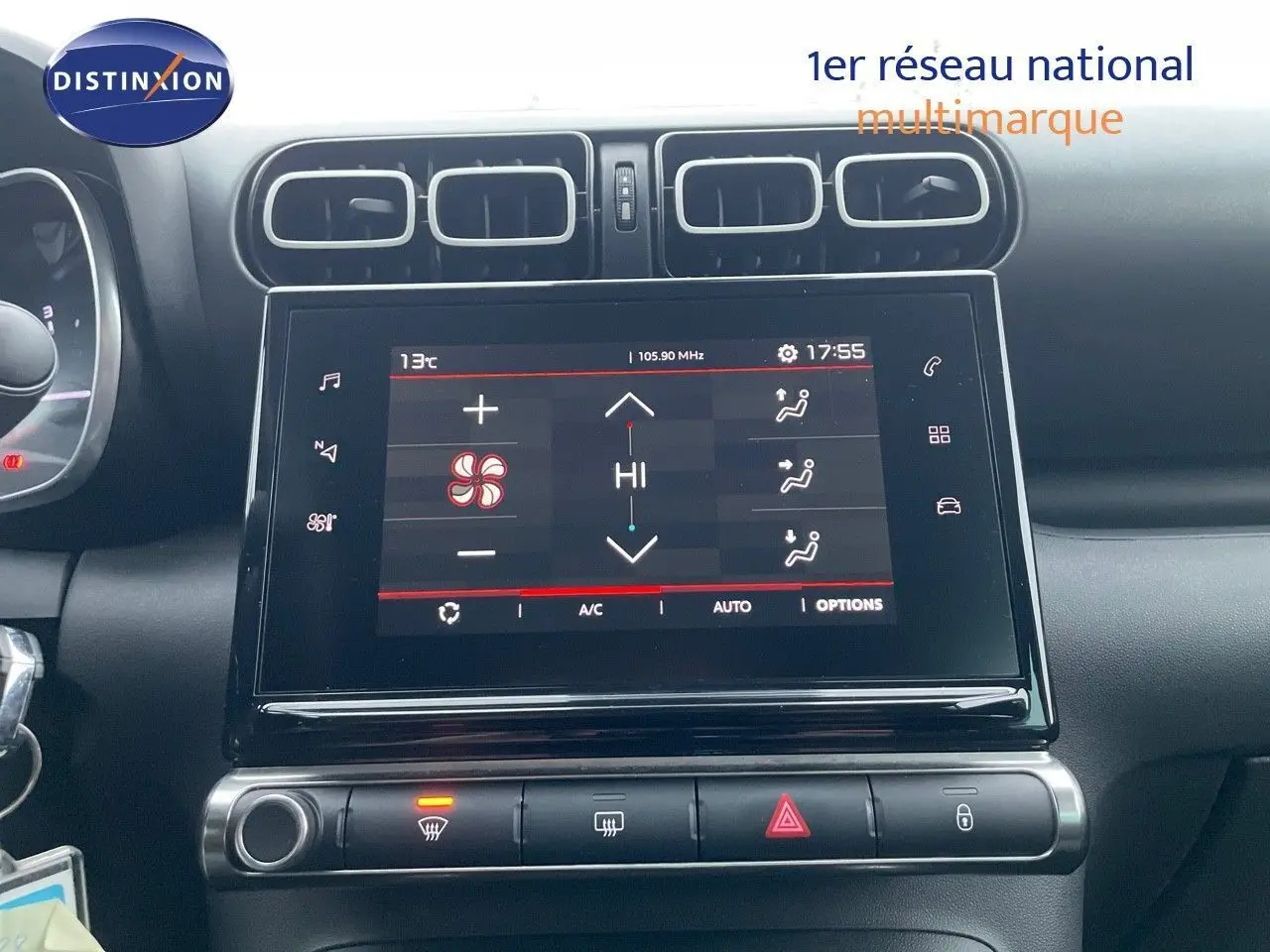 Tableau de bord de Citroën C3 Aircross 2023 avec écran tactile central affichant la climatisation, intérieur gris noir.