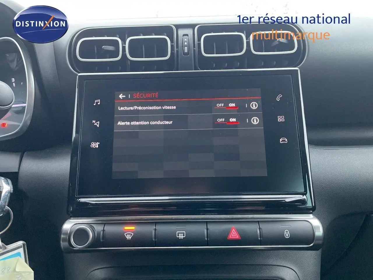Vue rapprochée de l'écran tactile central et des commandes du tableau de bord d'une Citroën C3 Aircross 2023.