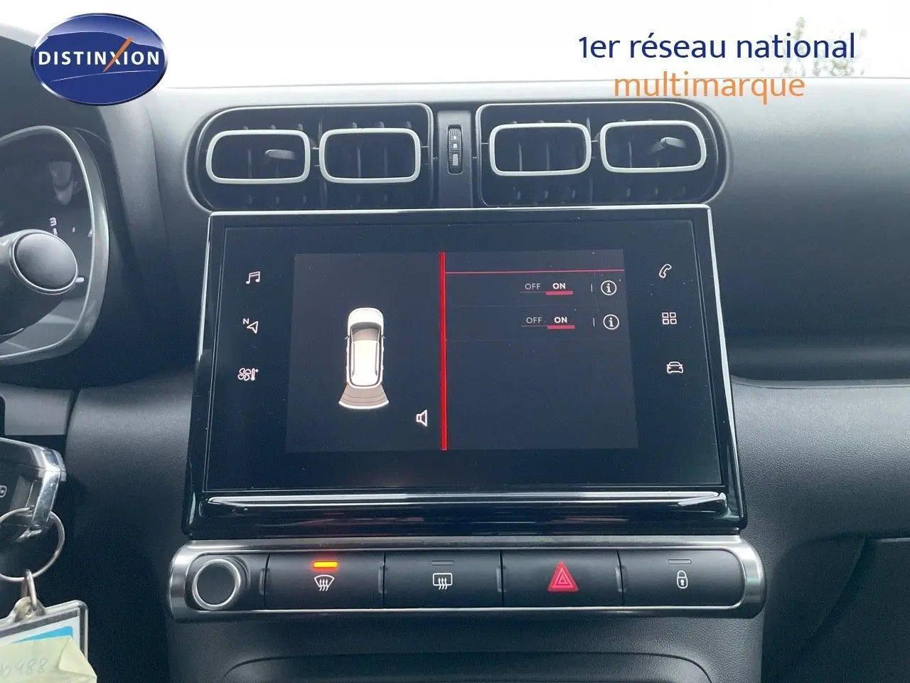 Tableau de bord de Citroën C3 Aircross gris platinium 2023, vue frontale sur écran tactile et commandes climatisation.