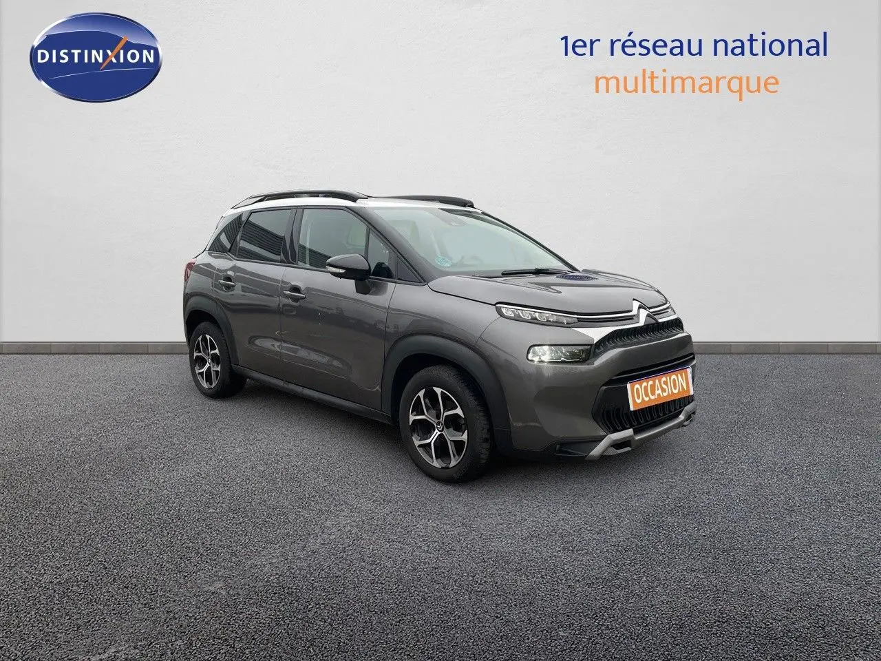 Citroën C3 Aircross gris platinium métal en 3/4 avant droit, SUV compact avec jantes bi-ton et toit noir.