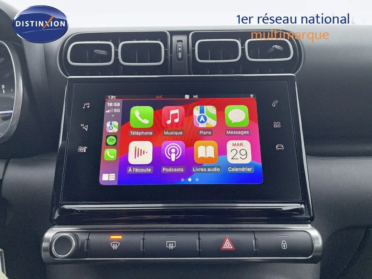 Écran tactile central allumé du tableau de bord d'une Citroën C3 Aircross gris platinium, vue intérieure frontale.