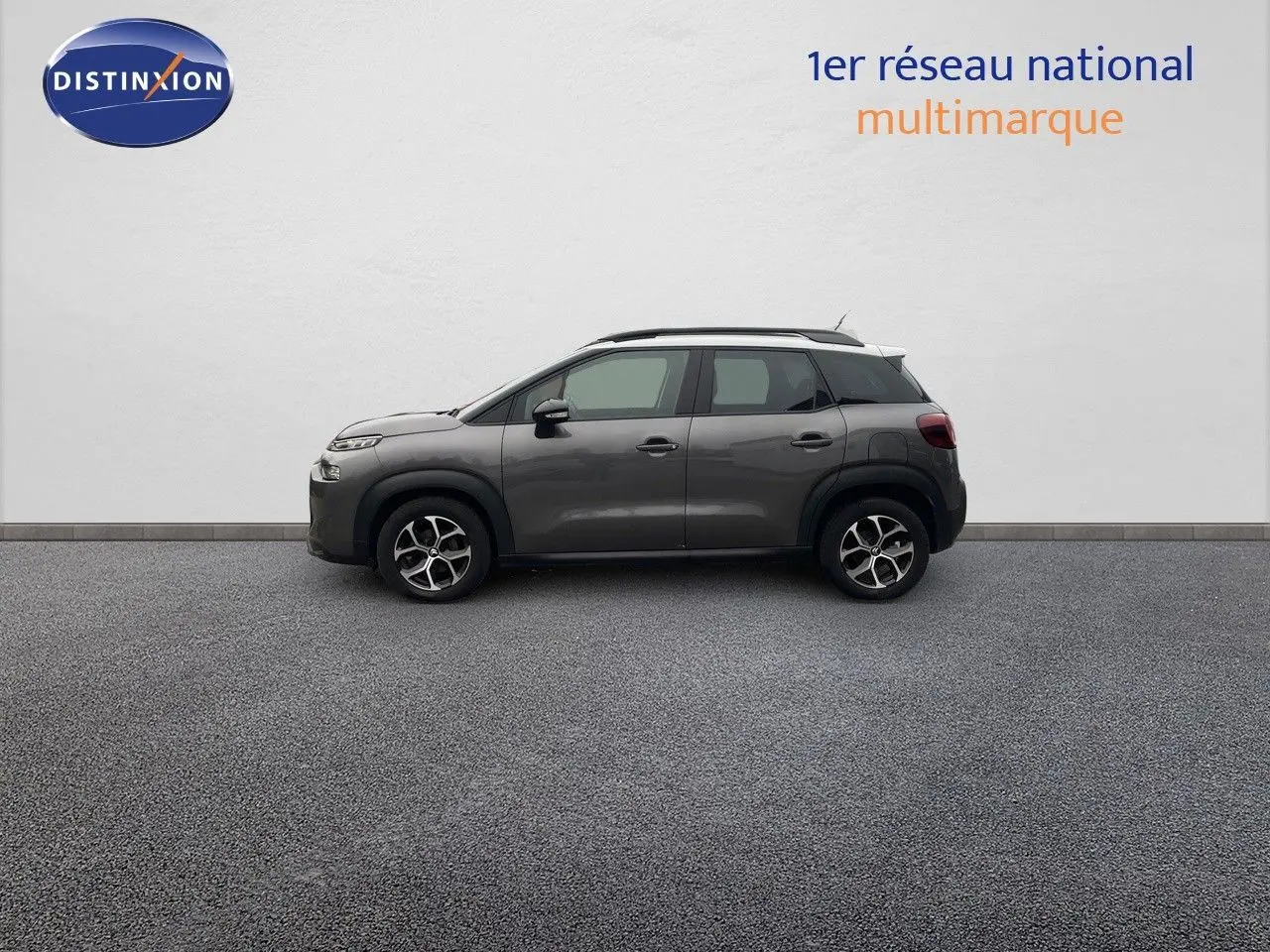 Profil droit d'un Citroën C3 Aircross gris platinium métal 2023 avec jantes bi-ton et toit blanc.