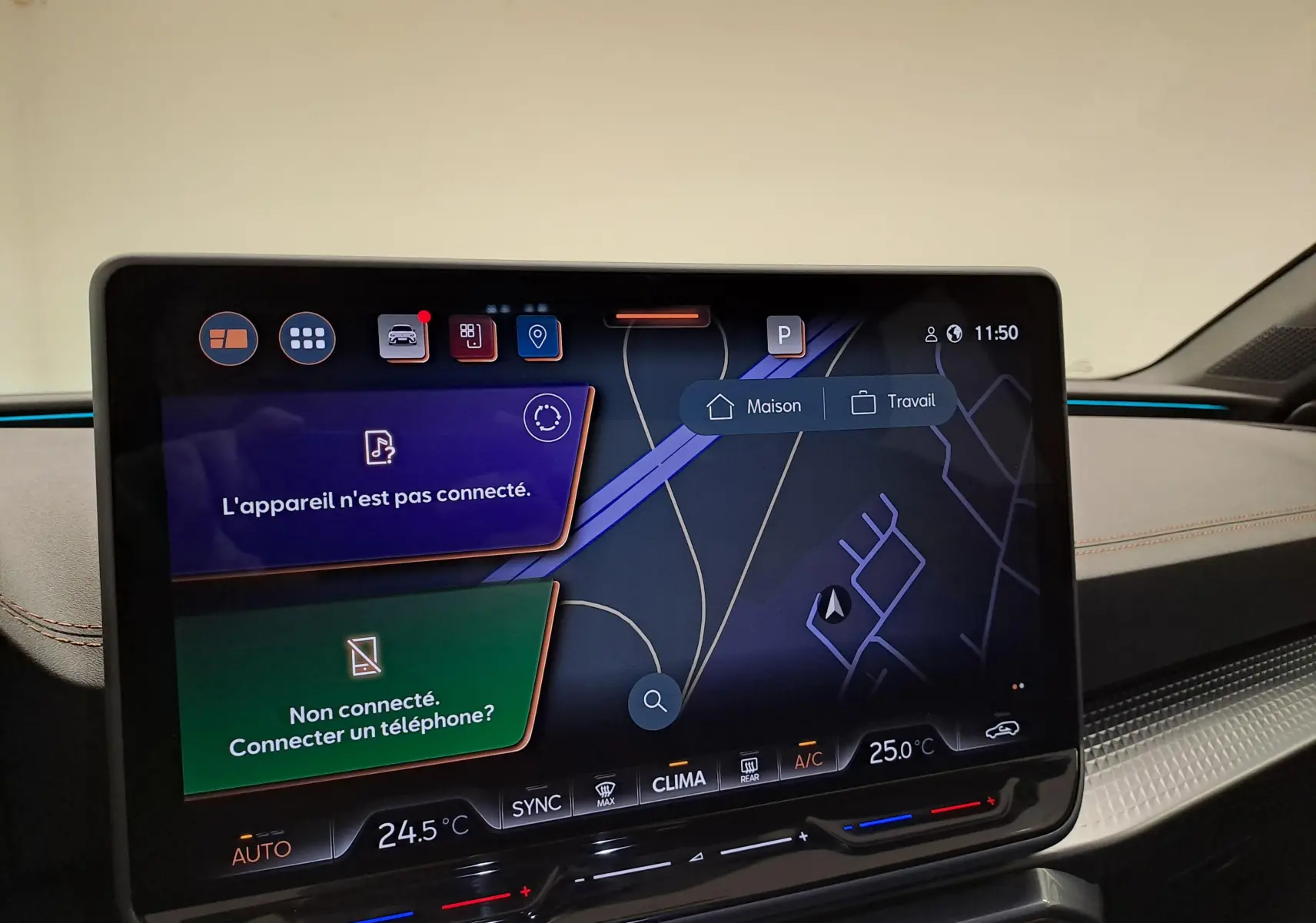 Écran central tactile du tableau de bord du CUPRA Leon Ph.2 avec navigation et commandes climatisation visibles.