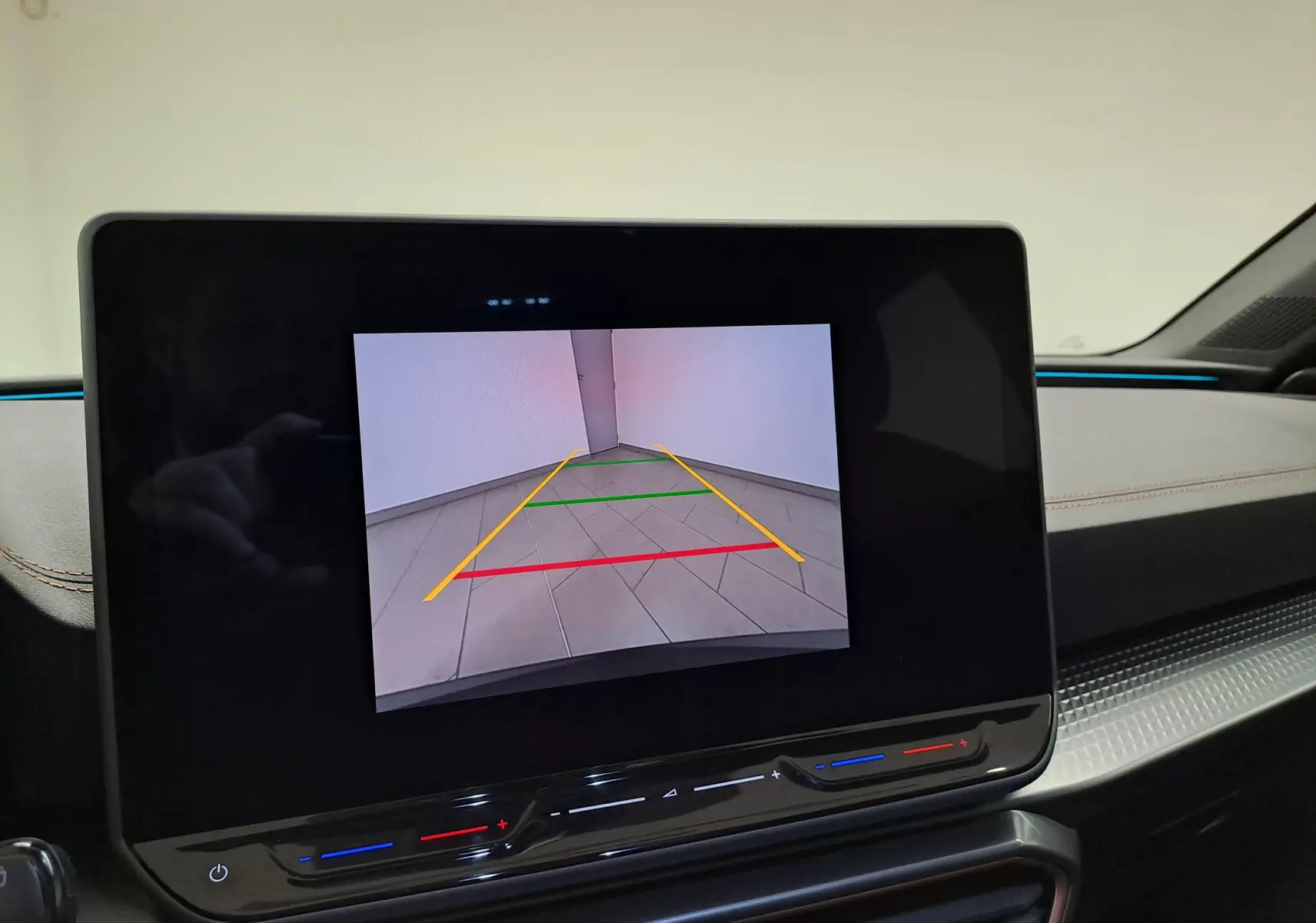 Écran central affichant la caméra de recul dans une CUPRA Leon Noir Minuit, vue intérieure du tableau de bord.