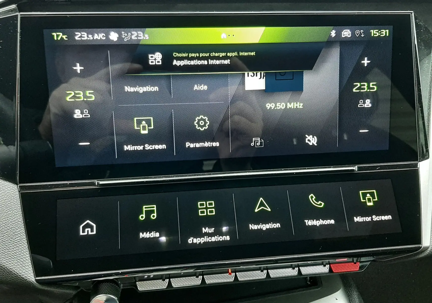 Écran tactile central du tableau de bord de la Peugeot 308 bleu Lagoa, affichant les options multimédia et navigation.