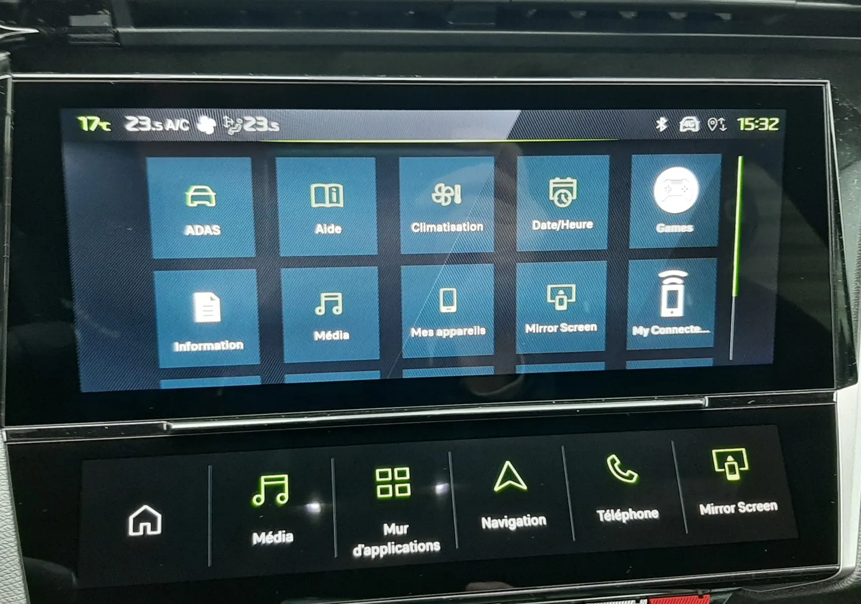 Écran tactile central de la Peugeot 308 Hybrid 2026 affichant le menu principal des applications, intérieur noir.
