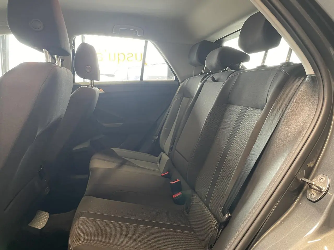 Vue intérieure côté droit sur la banquette arrière noire du Volkswagen T-Roc 2025 finition Life en Indium Gray.