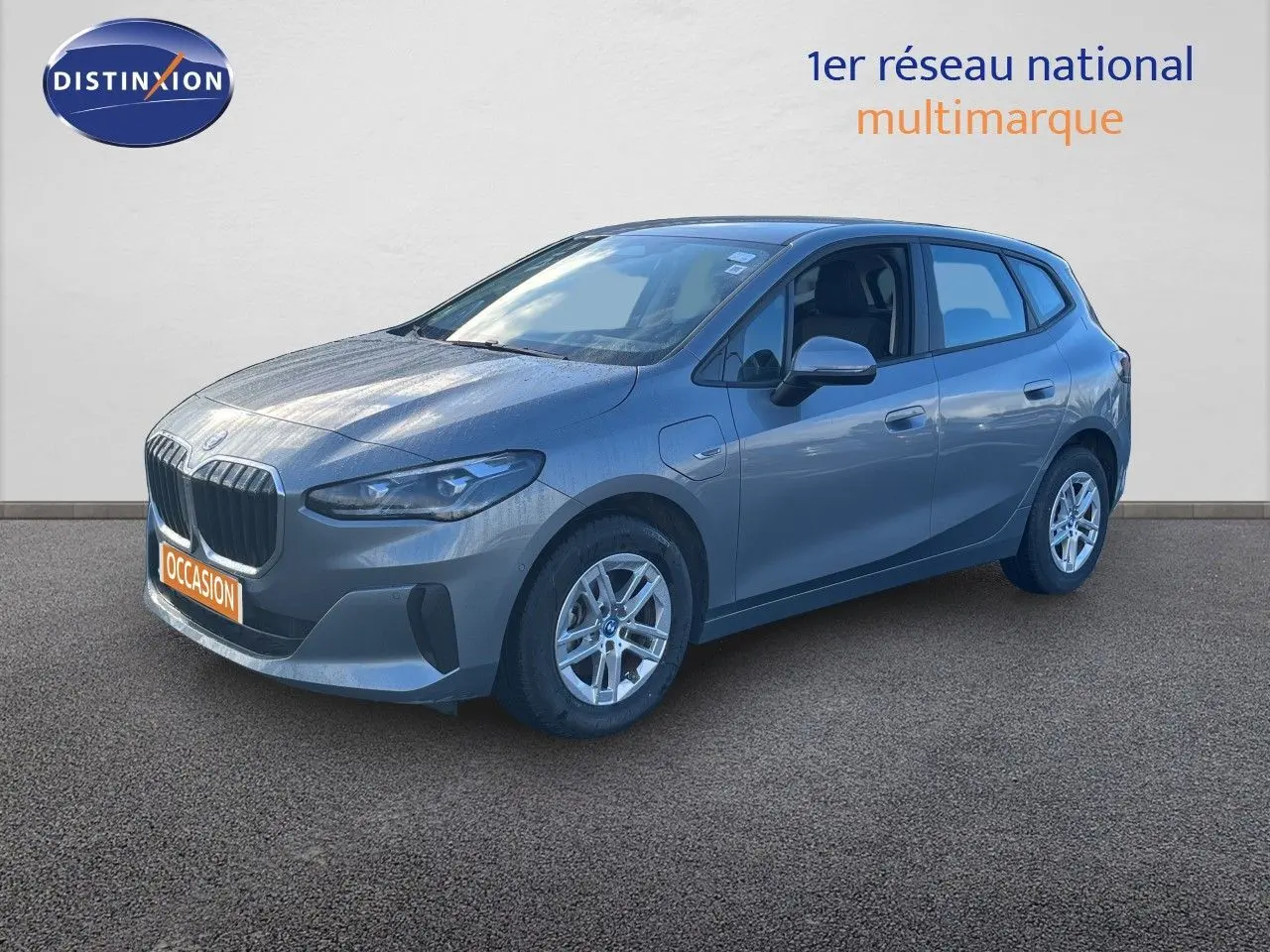 BMW Série 2 Active Tourer 225e xDrive gris métallisé vue 3/4 avant droit sur fond neutre.