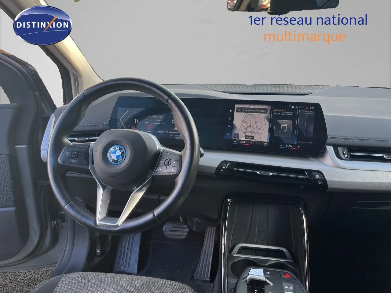 Vue intérieure de face du tableau de bord et volant cuir noir de la BMW Série 2 Active Tourer 225e XDrive 2022.