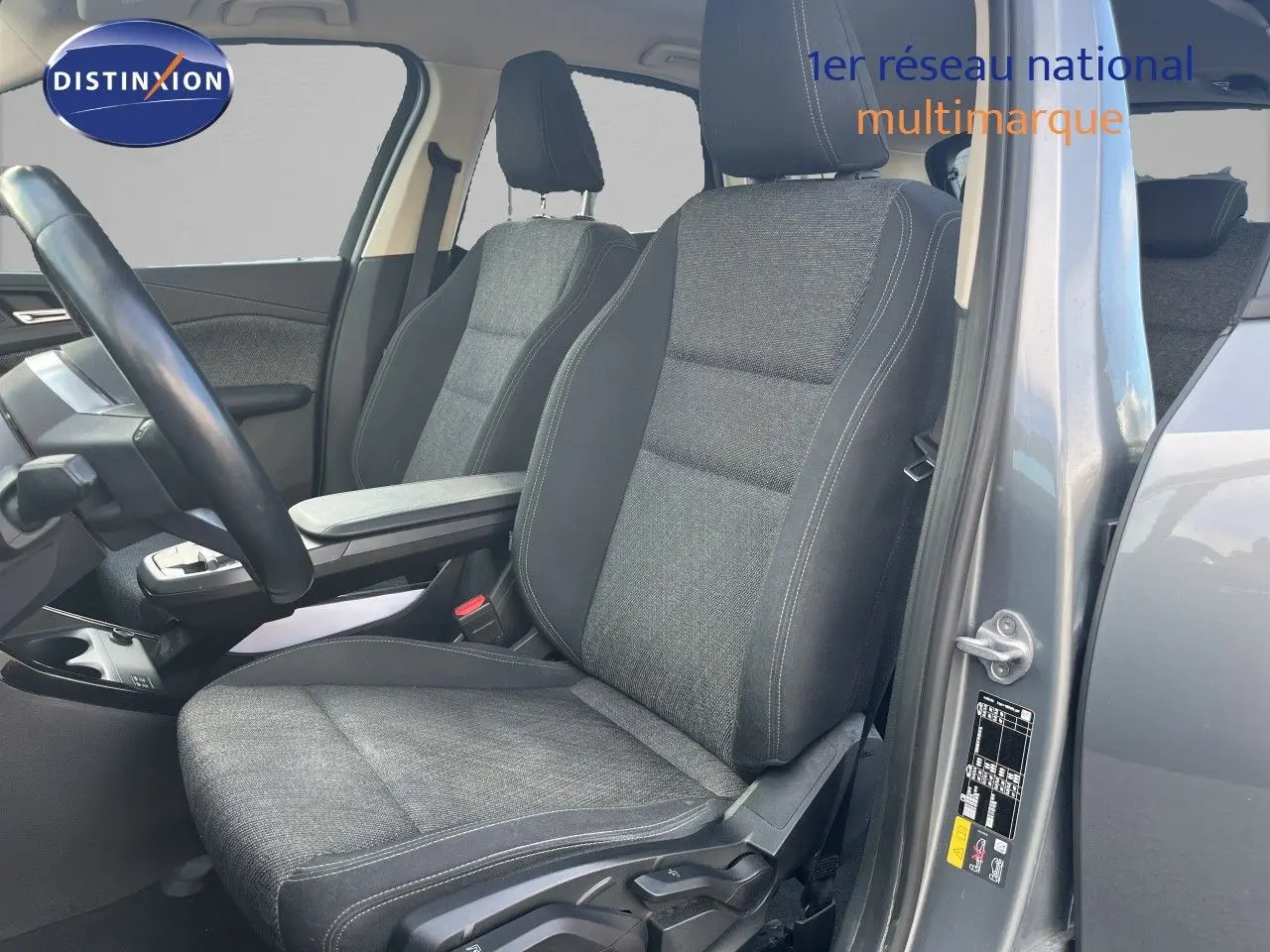 Intérieur avant droit de BMW Série 2 Active Tourer 225e xDrive 2022, sièges tissu gris et porte couleur gris métallique.