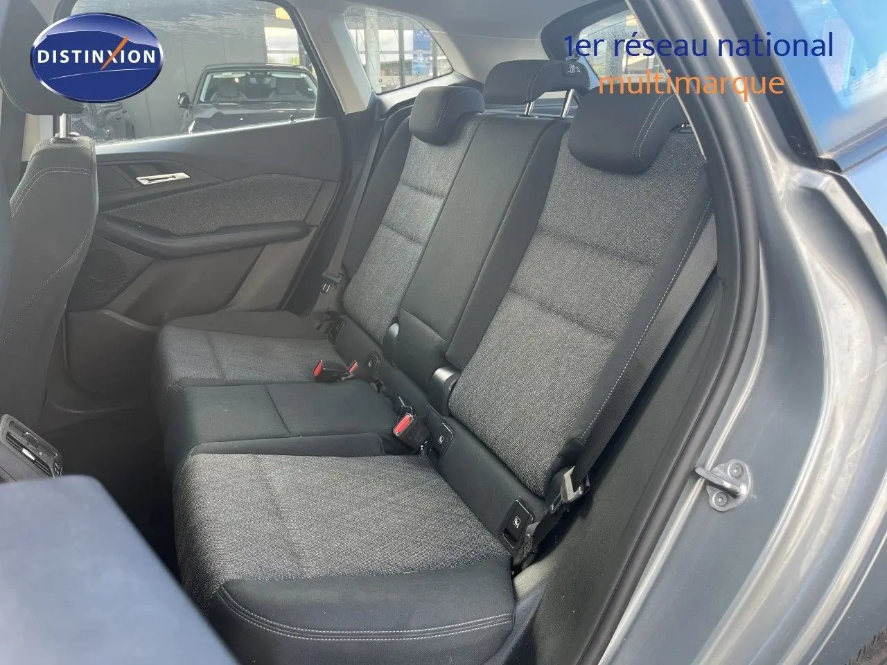 Vue intérieure côté droit des sièges arrière en tissu gris et noir du BMW Série 2 Active Tourer 225e xDrive 2022 couleur Skyscraper Grau Metal.