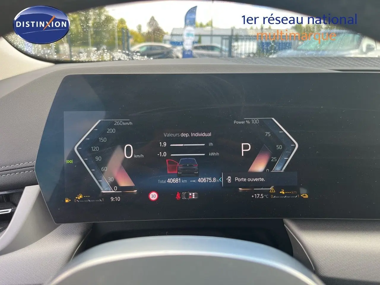 Tableau de bord numérique de BMW Série 2 Active Tourer 225e XDrive, affichant porte ouverte et vitesse à 0 km/h.