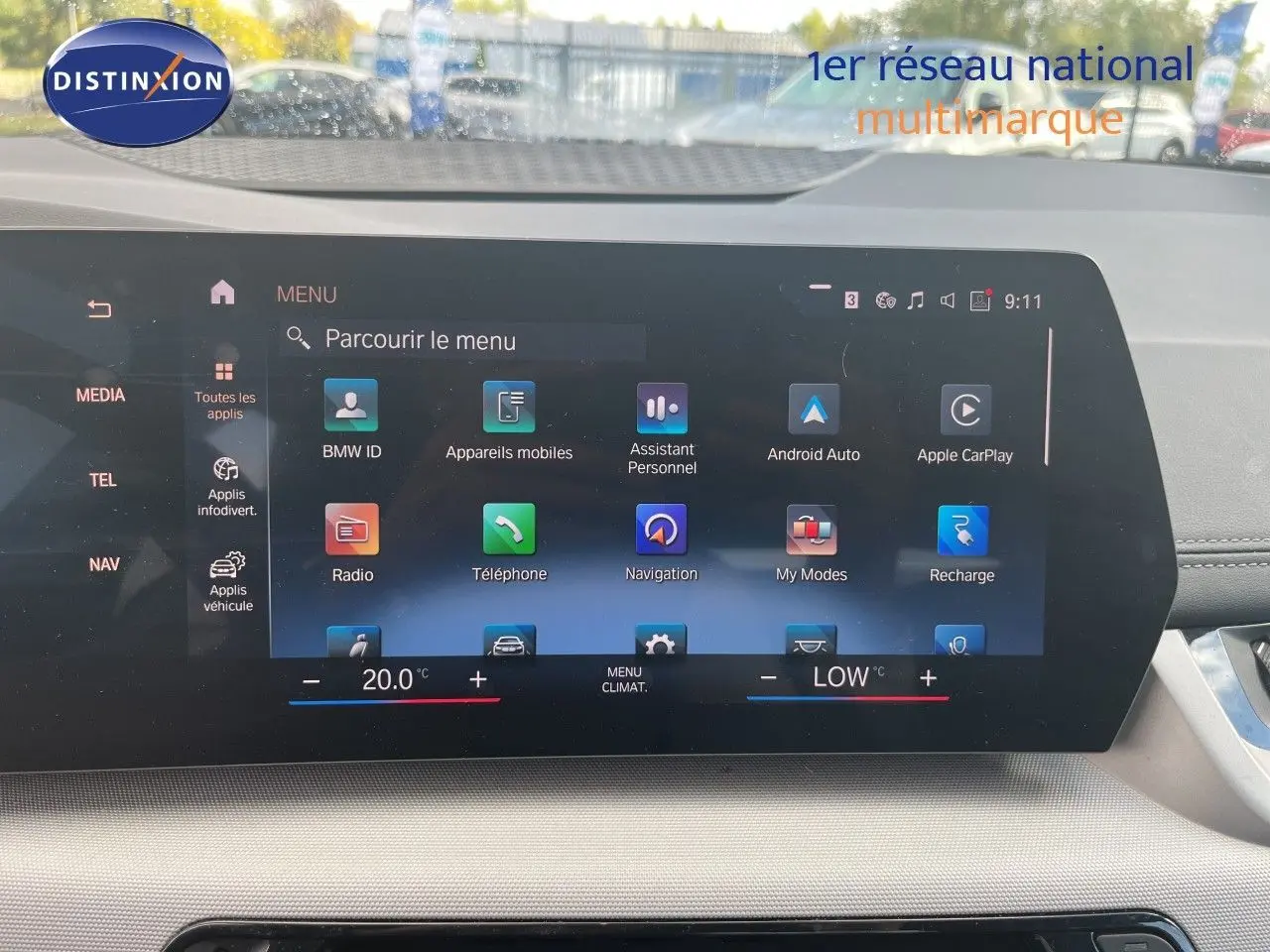 Écran tactile central de la BMW Série 2 Active Tourer 225e xDrive 2022 affichant le menu multimédia et climatisation.