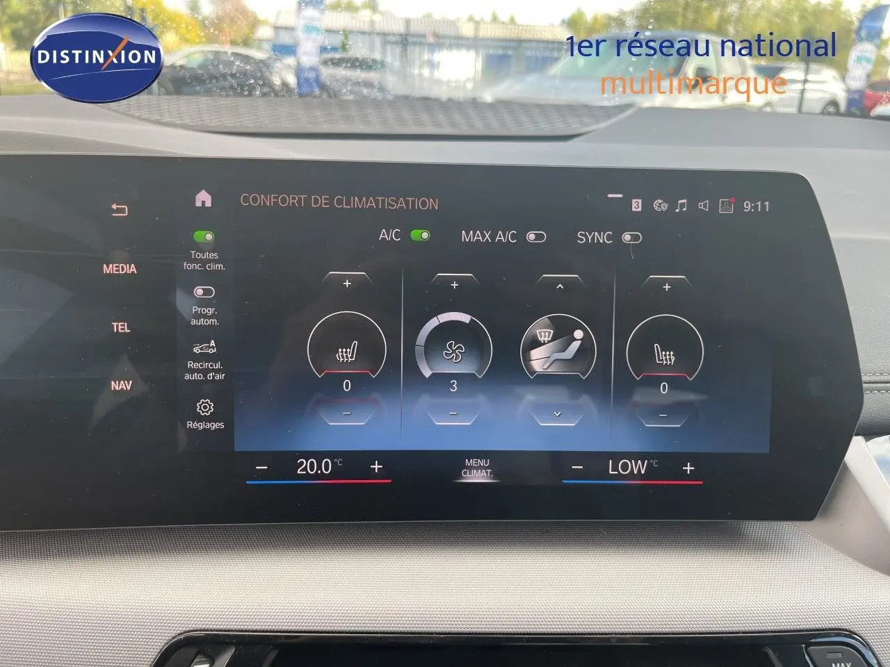 Écran tactile du système de climatisation de la BMW Série 2 Active Tourer 225e XDrive 2022, affichant les réglages de confort.