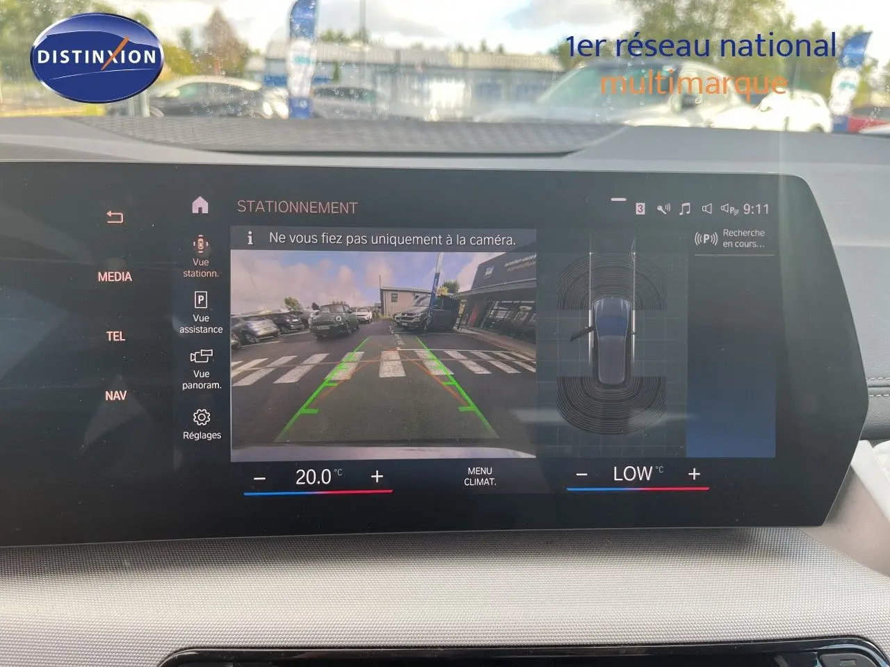 Écran central de la BMW Série 2 Active Tourer 225e XDrive 2022 montrant la caméra de recul et l’aide au stationnement.