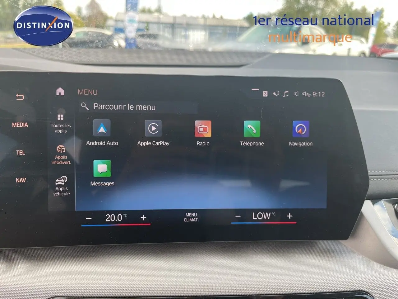 Écran tactile central de BMW Série 2 Active Tourer 225e XDrive 2022 affichant menu multimédia et climatisation.